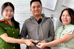 Hành động đẹp của nữ giáo viên dạy trẻ khuyết tật khi nhặt được tiền rơi