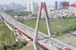 Hà Nội gỡ biển báo khoảng cách an toàn trên cầu Nhật Tân