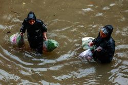 Đường phố Bangkok chìm trong biển nước sau mưa lớn