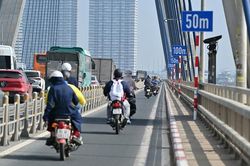 Cầu Nhật Tân áp quy định giữ khoảng cách, 3 làn ôtô giới hạn 80 km/h