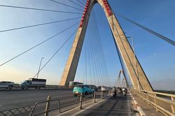 Hà Nội gỡ biển báo khoảng cách trên cầu Nhật Tân ngày đầu thí điểm