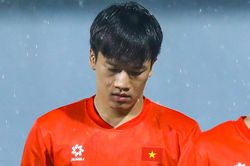 Hoàng Đức dầm mưa với đội dự bị