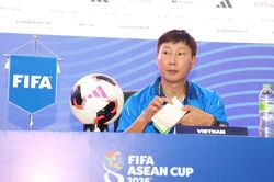 HLV Kim Sang-sik thừa nhận tuyển Việt Nam gặp may mắn, quyết tâm thắng Thái Lan trận tới