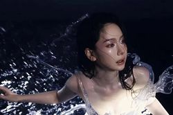 Diện một chiếc váy nặng tới 16kg, Thích Vy khiến cả 'cõi mạng' sững sờ với sự thật đằng sau