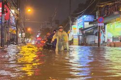 Người dân mong giải quyết triệt để điểm ngập đường Mã Lò chưa đầy 1km