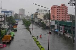 TP Bangkok (Thái Lan) đóng cửa trường học do mưa lớn