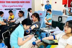 C&ocirc;ng nh&acirc;n, người lao động 'chia sẻ giọt m&aacute;u hồng'