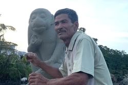 Người giao nộp tượng thần khỉ ở Quảng Ngãi vừa được thưởng tiền, vừa nhận bằng khen