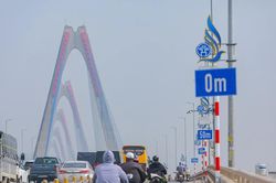 Hà Nội nói gì về các mốc giữ khoảng cách trên cầu Nhật Tân?