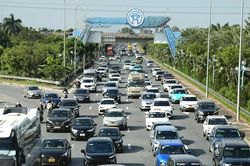 Giao thông cầu Nhật Tân trước và sau khi tạm dỡ biển khoảng cách