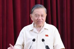 Tổng B&iacute; thư, Chủ tịch nước n&oacute;i việc thiếu s&aacute;ch gi&aacute;o khoa, bữa ăn b&aacute;n tr&uacute;