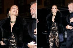 Ca sĩ '4 đời chồng' Jennifer Lopez váy ren xuyên thấu khoe dáng bốc lửa ở tuổi U60