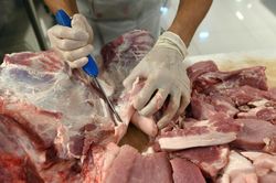 Giá xăng dầu tăng mạnh; thịt nhập khẩu chỉ hơn 26.000 đồng/kg