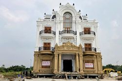 Lý do chủ nhà nhờ 'thần đèn' dời biệt thự trăm tấn; đất sổ đỏ làm đường dân kiện đòi bồi thường