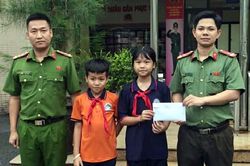 Hai học sinh Hà Nội mang 32 triệu đồng nhặt được đến công an tìm chủ nhân