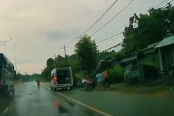 Áo mưa cuốn vào bánh xe, người phụ nữ ngưng tim giữa đường