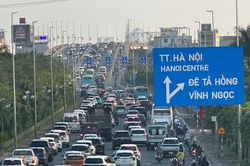 Hà Nội: Tạm tháo biển khoảng cách trên cầu Nhật Tân