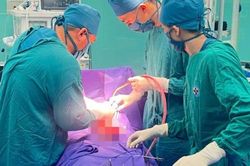 Bụng to bất thường, người phụ nữ phát hiện khối u nặng 4kg
