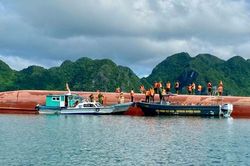 Khởi tố thuyền trưởng vụ lật tàu chở cát khiến 2 người tử vong ở Vân Đồn
