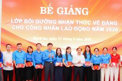 Bế giảng Lớp bồi dưỡng nhận thức về Đảng cho công nhân lao động tại Nghệ An