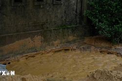 Quảng Trị đổ cát lấp đầy hố sụt lún để đảm bảo an toàn cho người dân