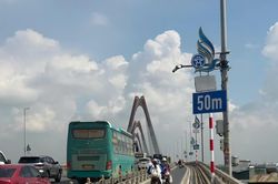 Sở Xây dựng Hà Nội nói gì về các biển báo khoảng cách trên cầu Nhật Tân?