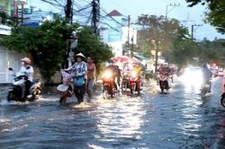 Mưa dông gia tăng từ Huế đến Nam Bộ, cảnh báo lốc sét nguy hiểm