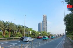 Ng&agrave;y đầu th&iacute; điểm, biển khoảng c&aacute;ch tr&ecirc;n cầu Nhật T&acirc;n đ&atilde; được dỡ bỏ