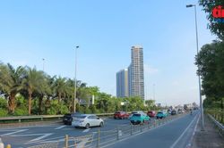 Ngày đầu thí điểm, biển khoảng cách trên cầu Nhật Tân đã được dỡ bỏ