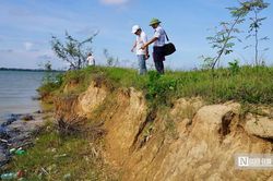 Dân bất an nhìn sông 'nuốt' đất, chính quyền khẩn trương tìm phương án