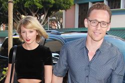 Taylor Swift gửi lời xin lỗi đến tình cũ Tom Hiddleston?