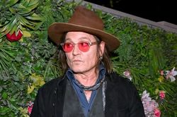 Johnny Depp gây khó hiểu khi bất ngờ ăn lá cây tại sự kiện ở Las Vegas