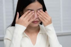 Tại sao lại chảy nước mắt khi ngáp ngủ?