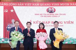Chi bộ Báo Công lý kết nạp 3 đảng viên mới