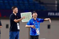 Xuân Son chấn thương, 'cơn đau đầu' nhẹ với HLV Kim Sang Sik