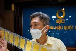 Giá mua, bán vàng miếng SJC sụt hơn 2 triệu đồng/lượng trong tuần