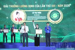 Nữ thanh niên dân tộc Thái nhận Giải thưởng Lương Định Của