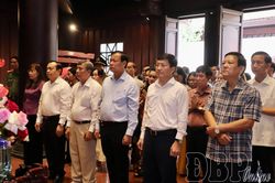 Chủ nhiệm Ủy ban Quốc phòng, An ninh và Đối ngoại của Quốc hội Lê Tấn Tới dâng hương tưởng niệm các Anh hùng liệt sĩ