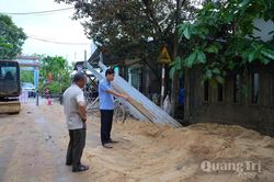 Lấp đầy hố sụt lún tại xã Hiếu Giang hơn bằng 100 mét khối cát