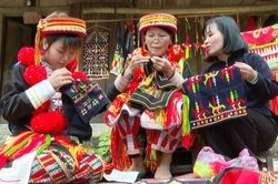 Những bàn tay thêu sắc đỏ