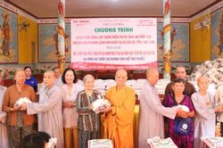 Vĩnh Long: Chùa Vạn Hòa, thiền viện Linh Chiếu tặng 400 phần quà đến bà con khó khăn