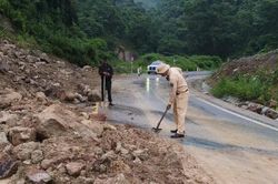 Sạt lở trên quốc lộ 28B qua Lâm Đồng, phương tiện lưu thông chậm