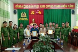 Công an phường Tân Thành trao giấy khai sinh, thẻ căn cước cho nhân khẩu đặc thù