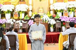 Nữ sinh lớp 12 tìm về Tam Bảo, phát nguyện quy y tại chùa Giác Ngộ