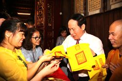 Vạn người xếp hàng chờ nhận ấn thiêng Đền Kiếp Bạc tại lễ hội mùa Thu 2026