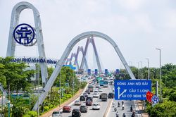 Biển báo khoảng cách trên cầu Nhật Tân để nhắc nhở chứ không phải để phạt tài xế