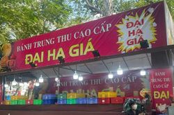 Bánh Trung thu đại hạ giá sau rằm: Món hời hay mối lo?