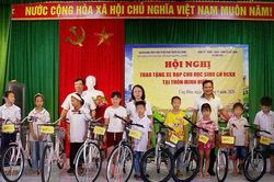 Trao 30 xe đạp tặng học sinh có hoàn cảnh khó khăn tại xã Ứng Hòa