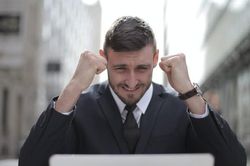 Đàn ông tuổi 40: Tưởng vững vàng nhưng bên trong lại tồn tại những áp lực khó nói