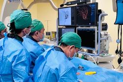 Người phụ nữ 50 tuổi đau đầu dữ dội trong lúc ngủ, đi khám phát hiện vỡ túi phình động mạch não